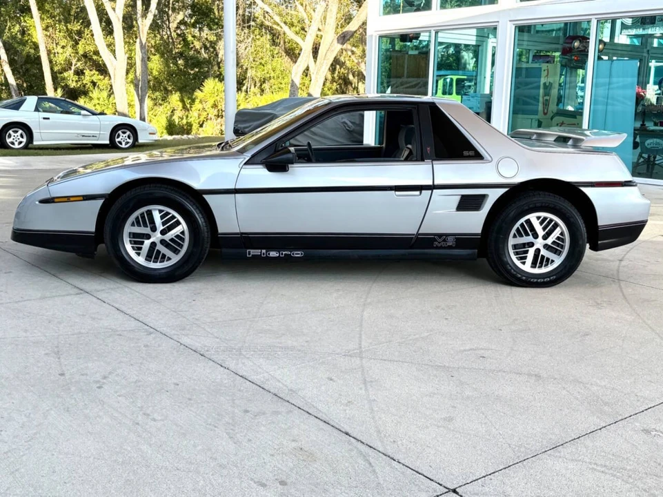 1987 Pontiac Fiero - Image 8 of 12