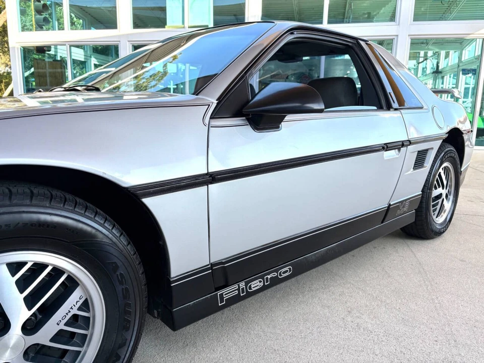 1987 Pontiac Fiero - Image 11 of 12