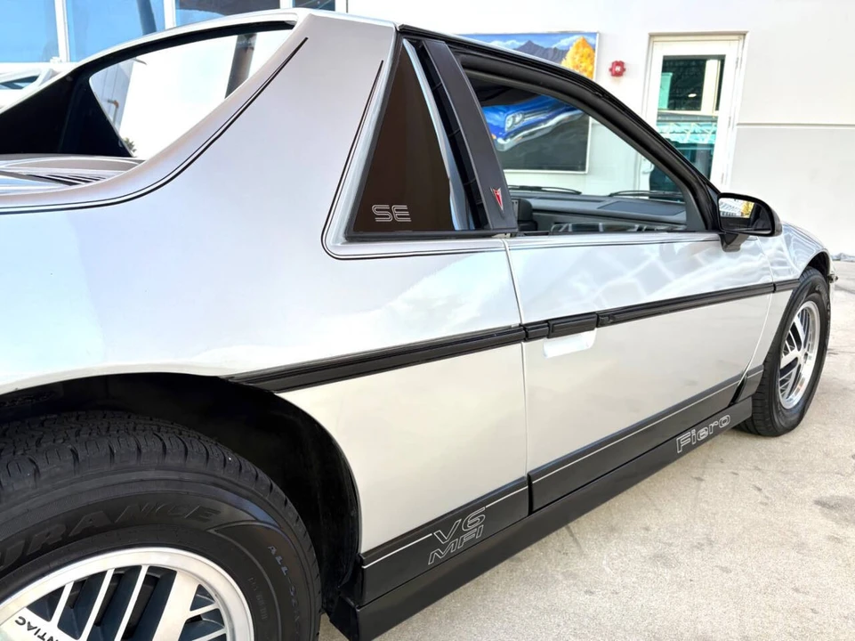 1987 Pontiac Fiero - Image 15 of 21