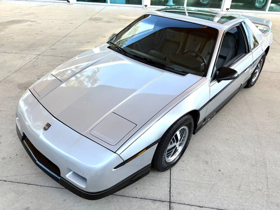 1987 Pontiac Fiero - Image 18 of 21