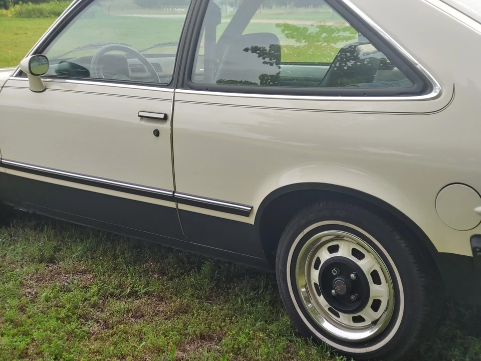 1987 Pontiac Sunbird - Image 23 of 31
