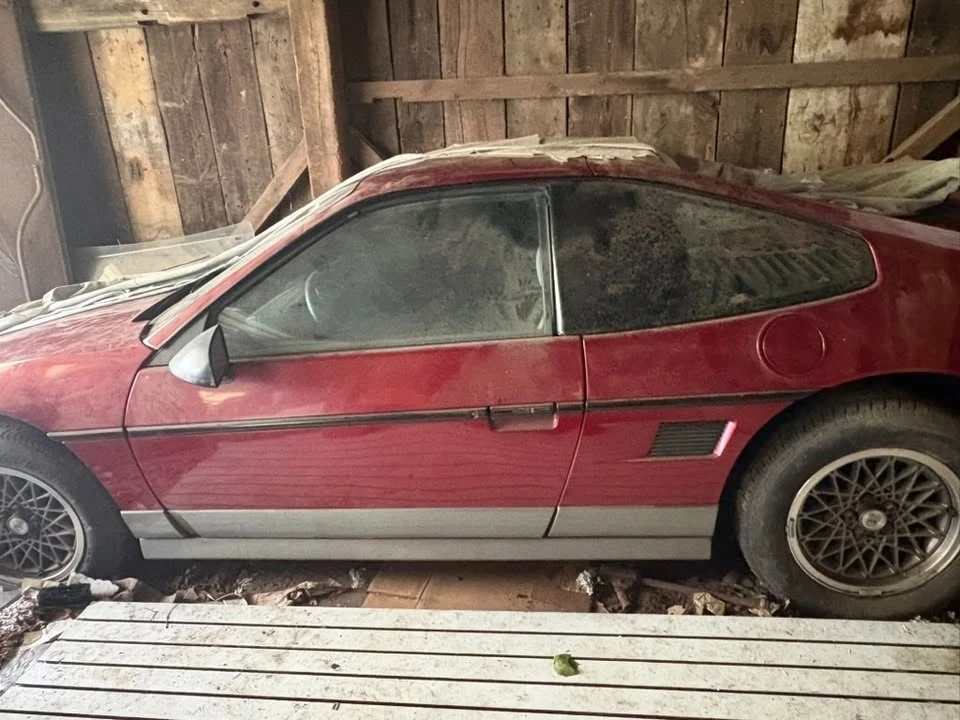 1987 Pontiac Fiero - Image 2 of 8