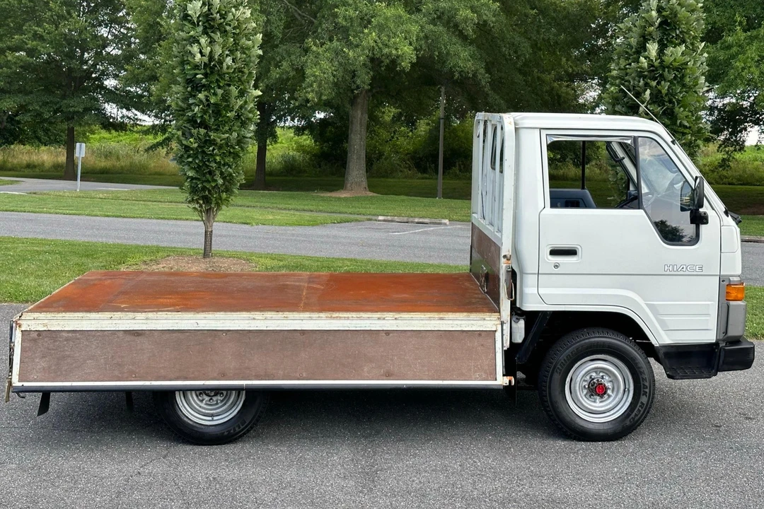 1987 Toyota HiAce 3rd Gen - Image 3 of 31
