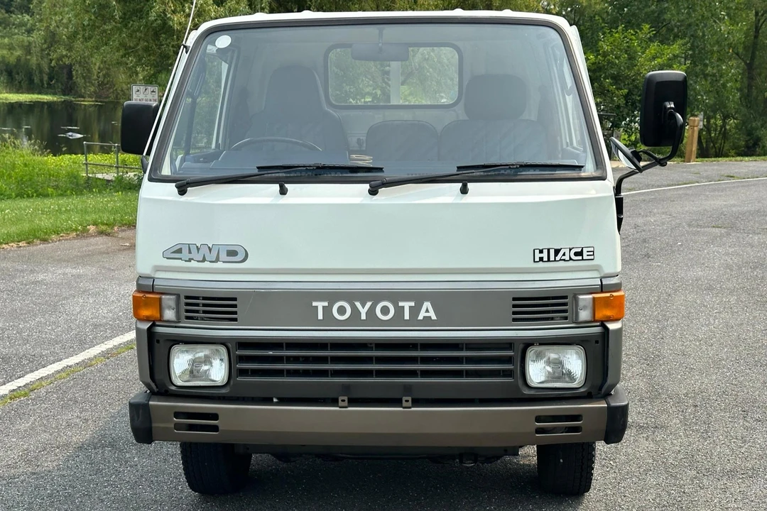 1987 Toyota HiAce 3rd Gen - Image 2 of 31