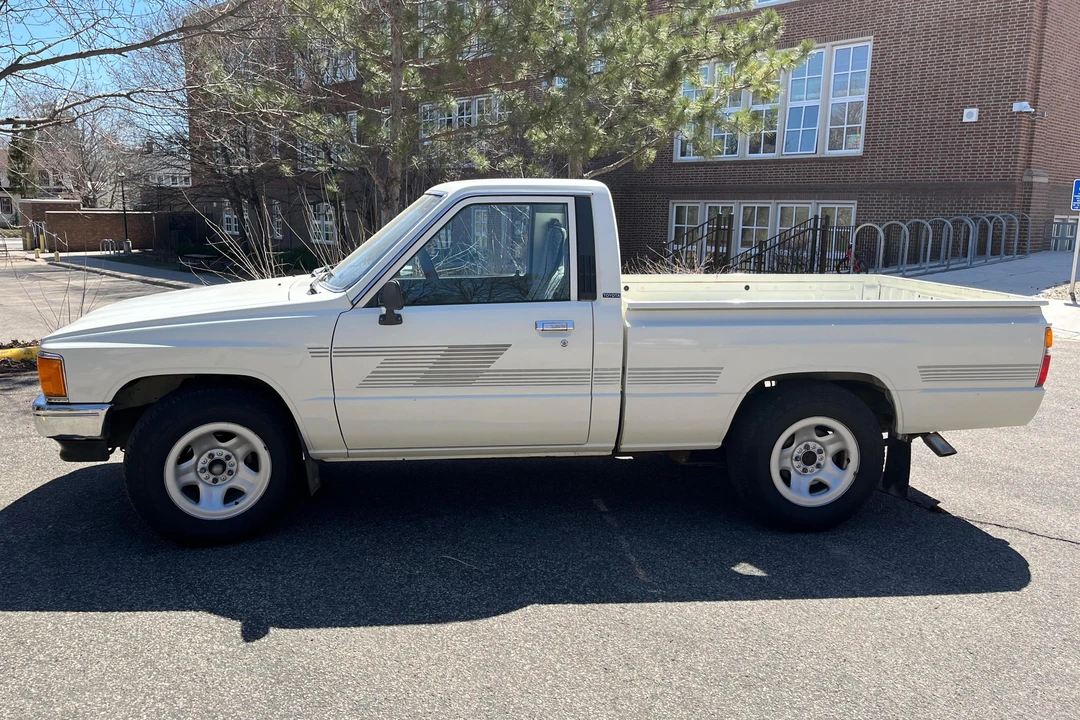 1987 Toyota Hilux 4th Gen - Image 3 of 31