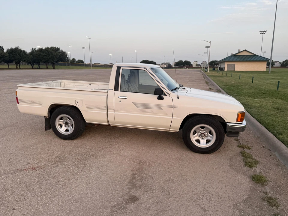 1987 Toyota Hilux 4th Gen - Image 9 of 31