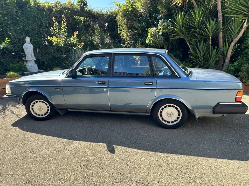 1987 Volvo 244 - Image 3 of 10