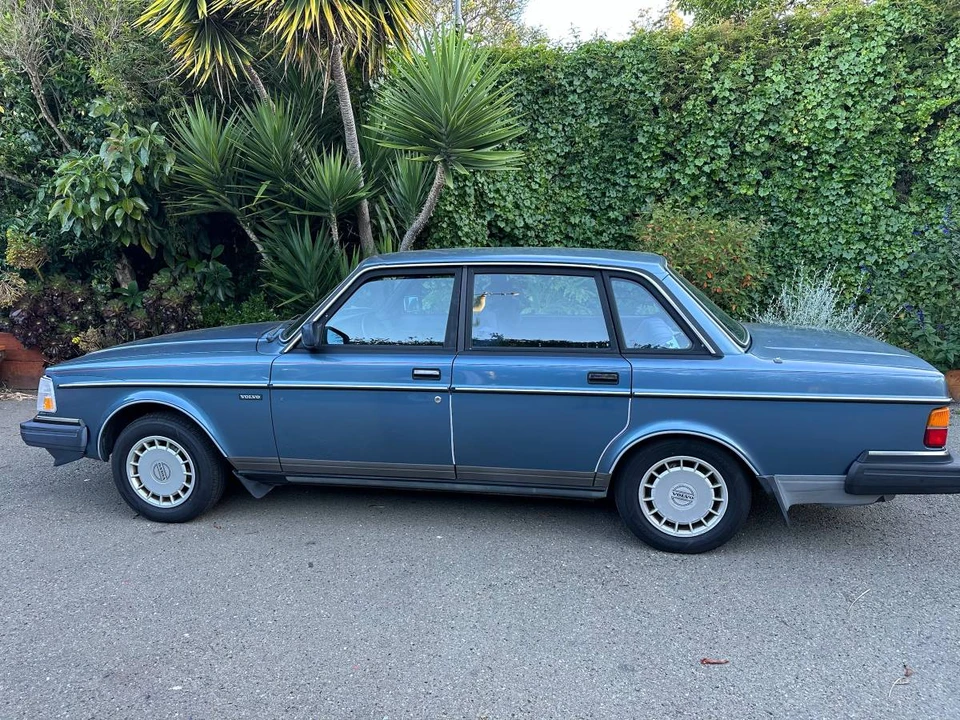 1987 Volvo 244 - Image 5 of 10