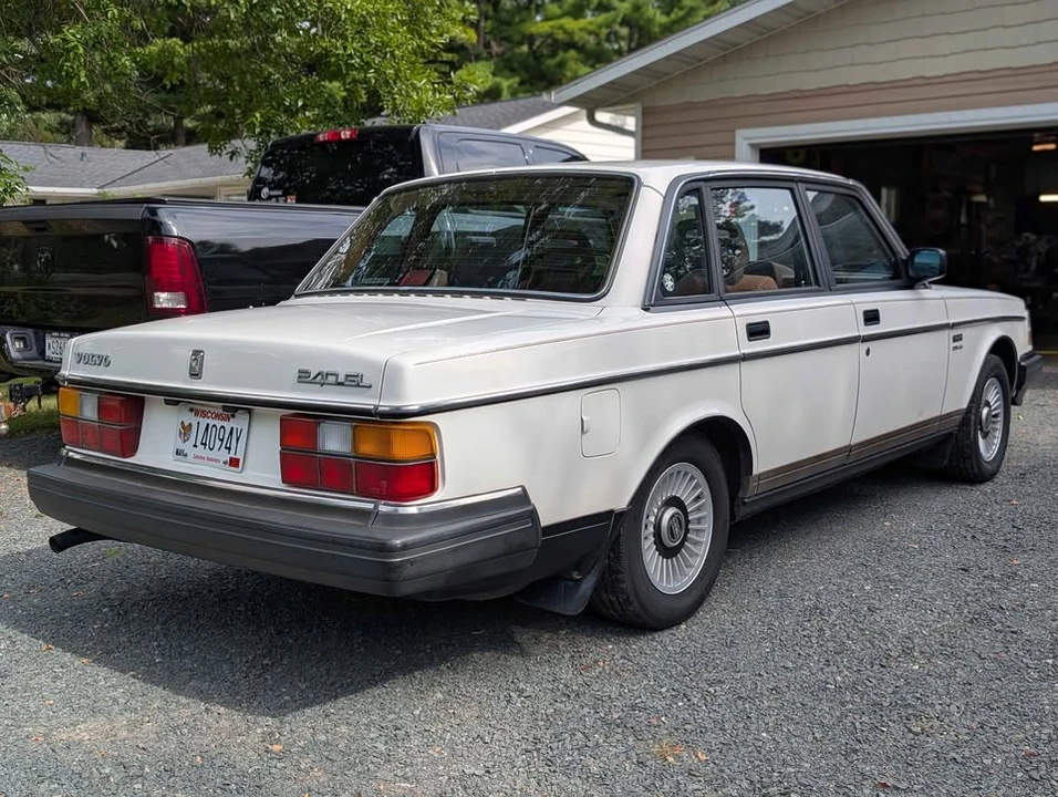 1987 Volvo 244 - Image 5 of 19