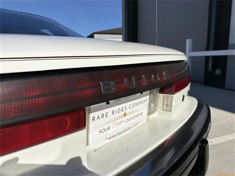 1988 Buick Reatta - Image 25 of 31