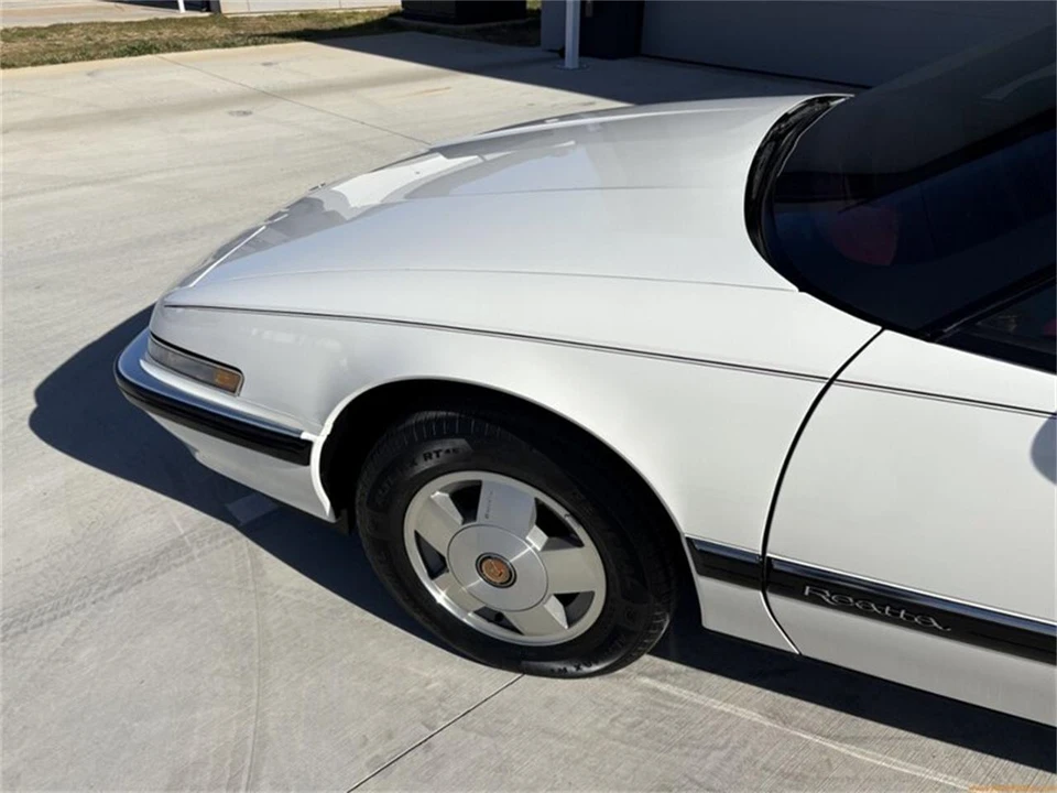 1988 Buick Reatta - Image 10 of 31