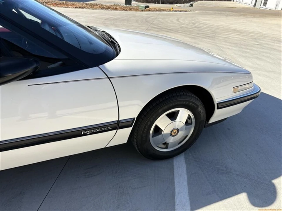 1988 Buick Reatta - Image 18 of 31