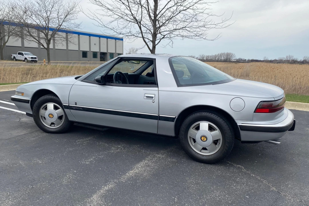 1988 Buick Reatta - Image 3 of 31