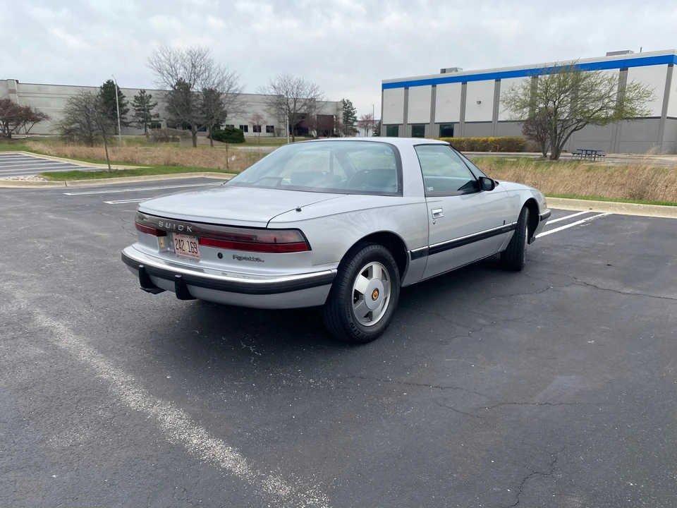 1988 Buick Reatta - Image 26 of 31