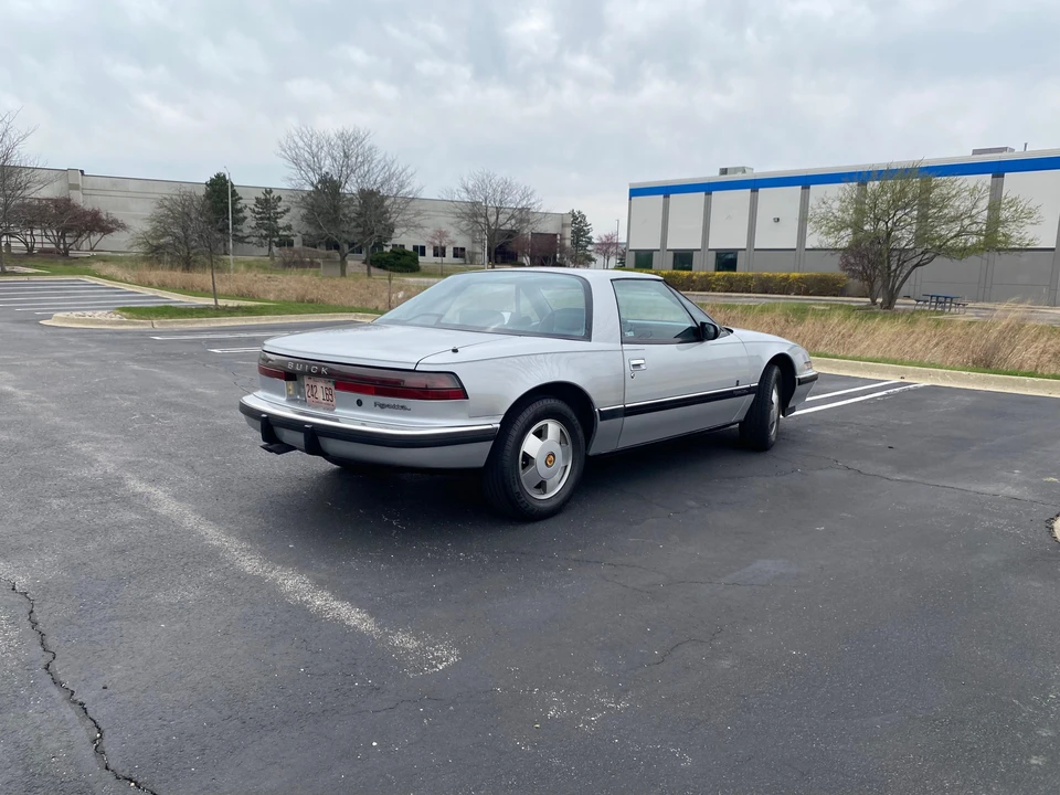 1988 Buick Reatta - Image 27 of 31