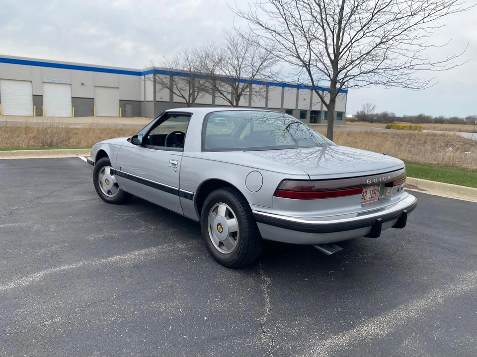 1988 Buick Reatta - Image 17 of 31