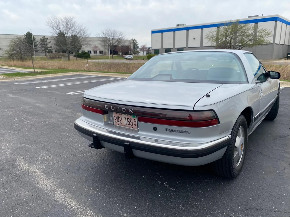 1988 Buick Reatta - Image 25 of 31