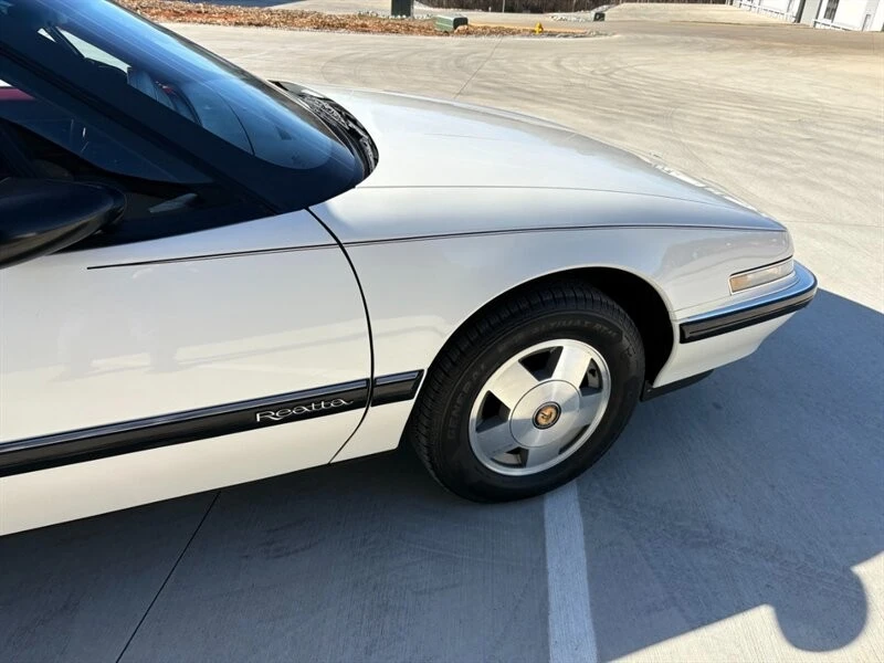 1988 Buick Reatta - Image 18 of 31