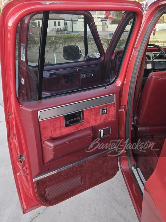 1988 Chevrolet Suburban 7th Gen - Image 8 of 31