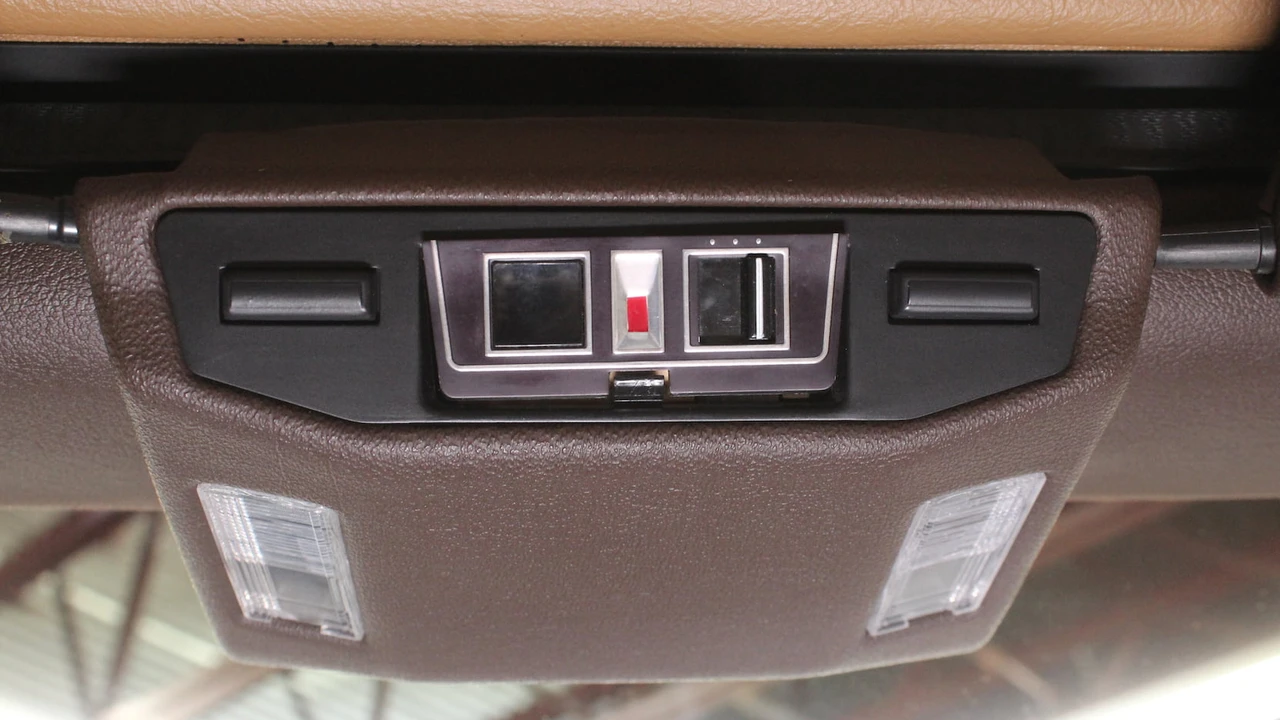 1988 Cadillac Allante - Image 15 of 31