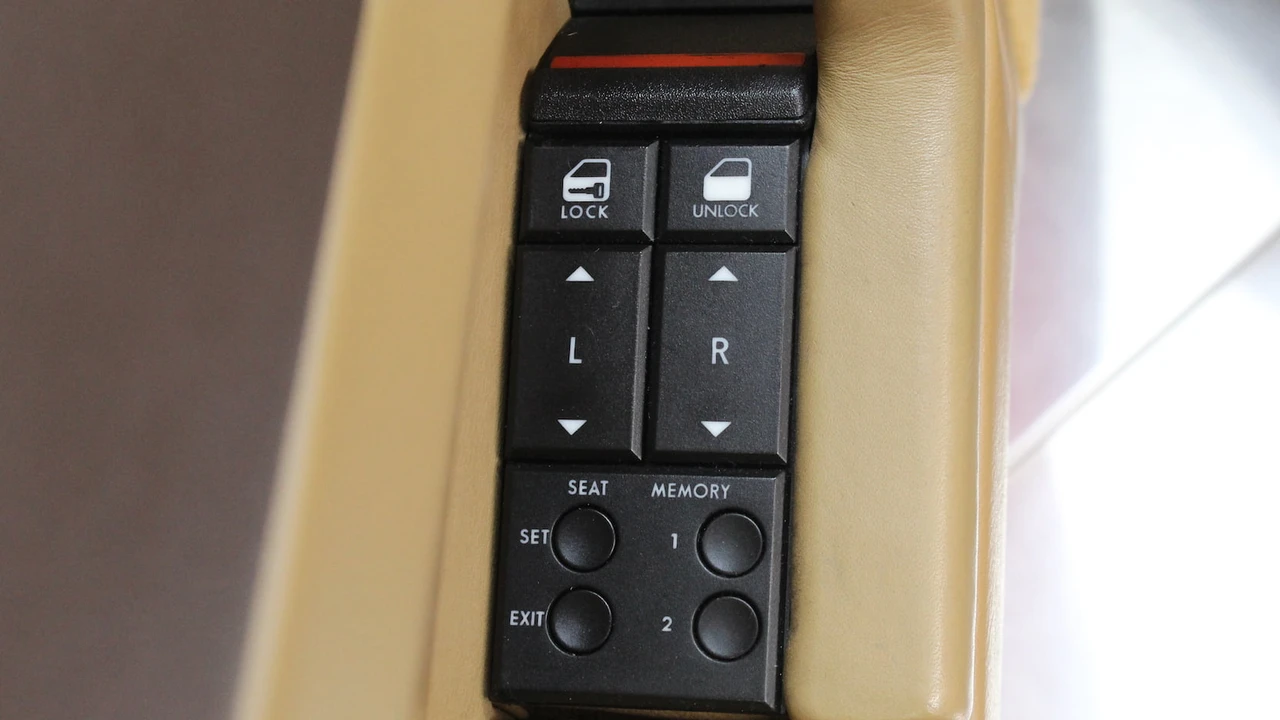 1988 Cadillac Allante - Image 16 of 31