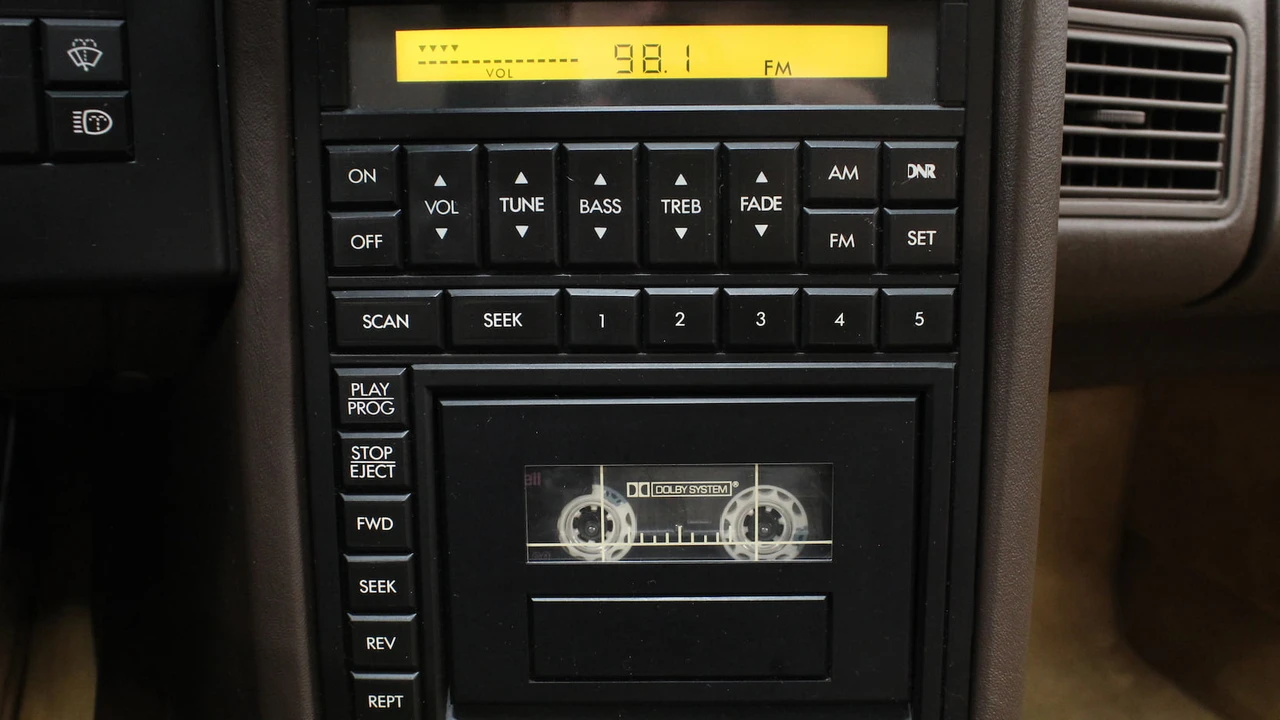 1988 Cadillac Allante - Image 23 of 31