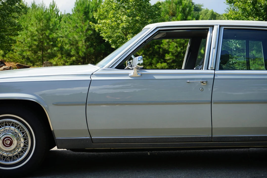1988 Cadillac Brougham - Image 16 of 31