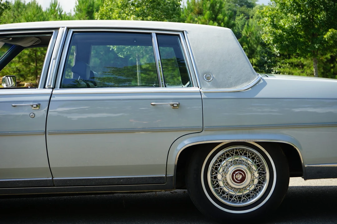 1988 Cadillac Brougham - Image 17 of 31