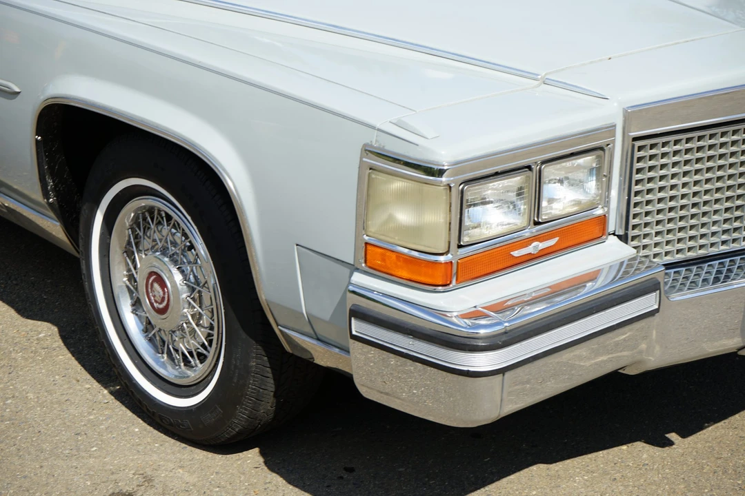 1988 Cadillac Brougham - Image 9 of 31