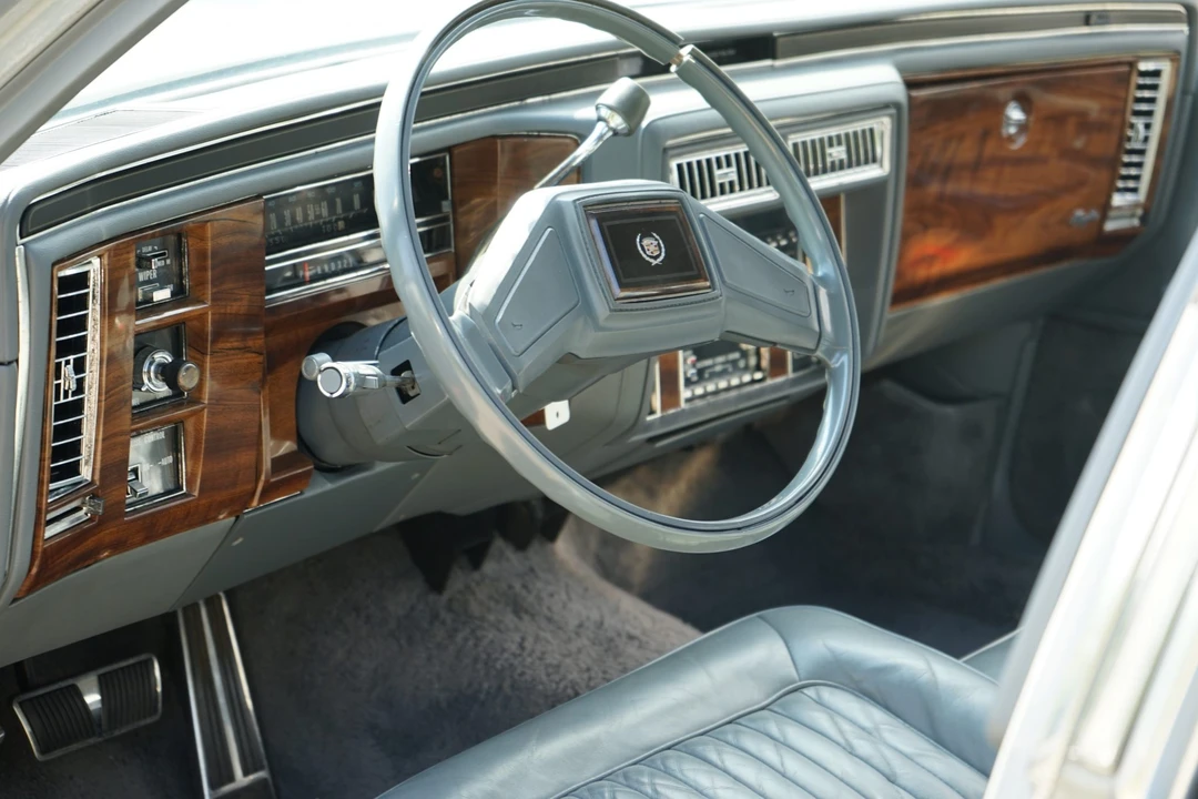 1988 Cadillac Brougham - Image 25 of 31