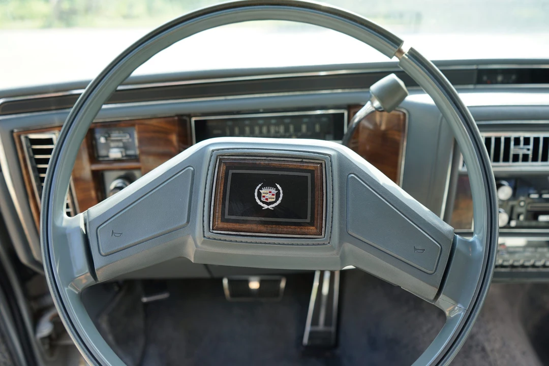 1988 Cadillac Brougham - Image 27 of 31