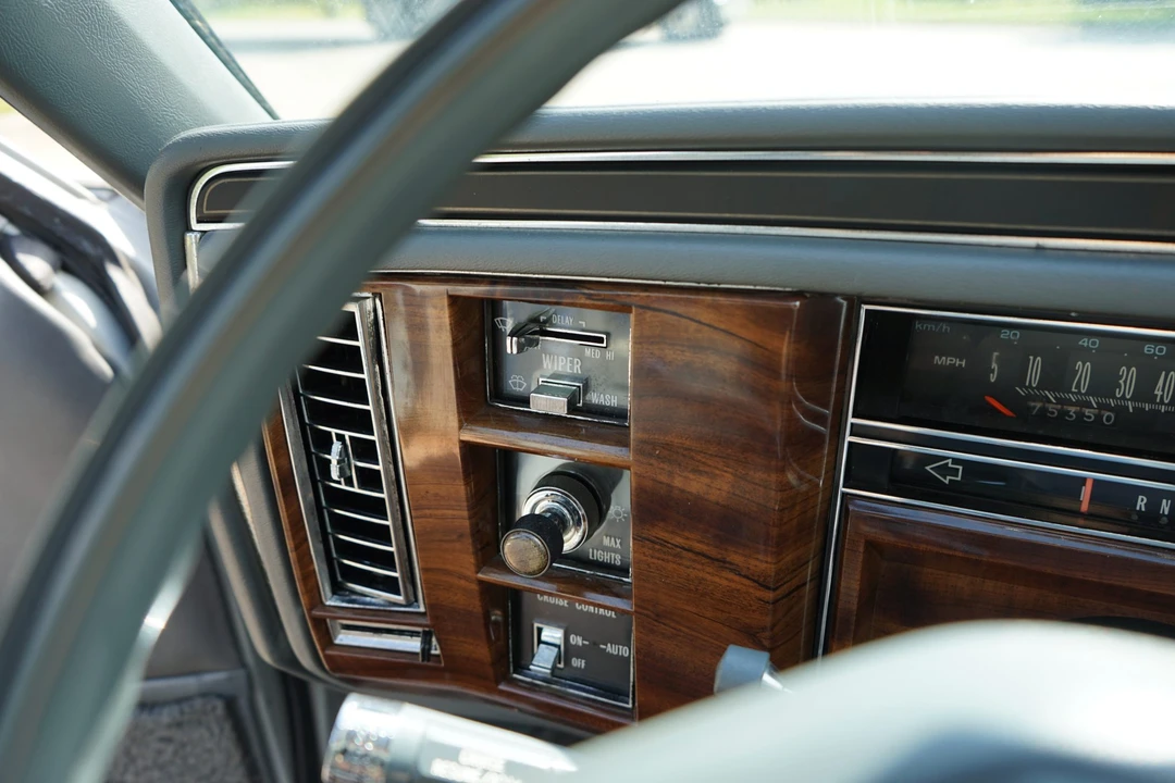 1988 Cadillac Brougham - Image 28 of 31