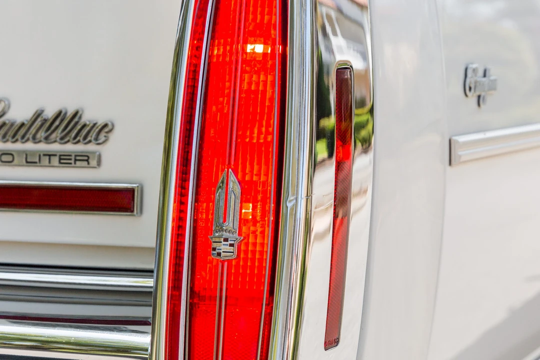 1988 Cadillac Brougham - Image 25 of 31