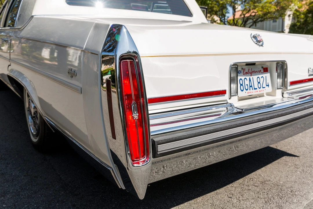 1988 Cadillac Brougham - Image 16 of 31