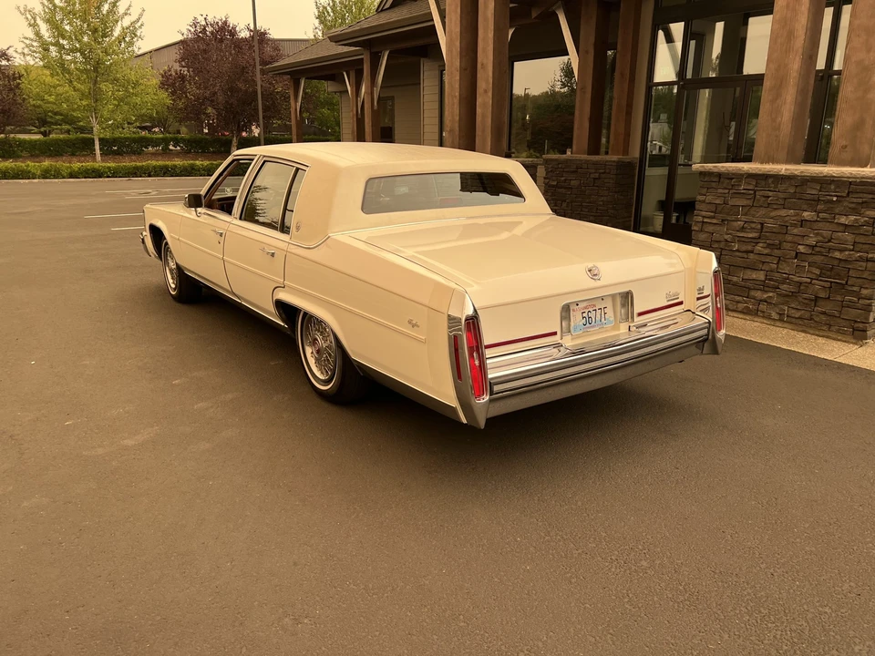 1988 Cadillac Brougham - Image 27 of 31