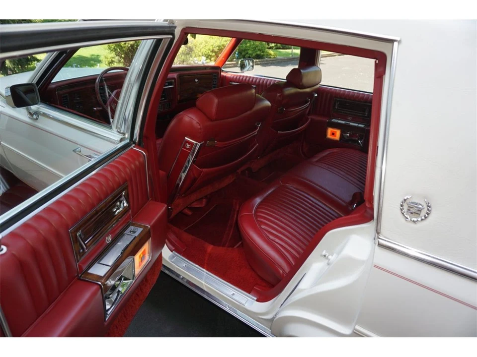 1988 Cadillac Brougham - Image 25 of 31