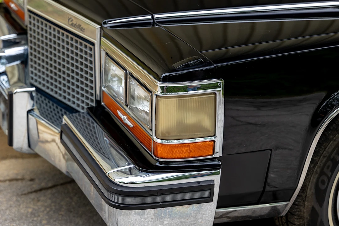 1988 Cadillac Brougham - Image 28 of 31