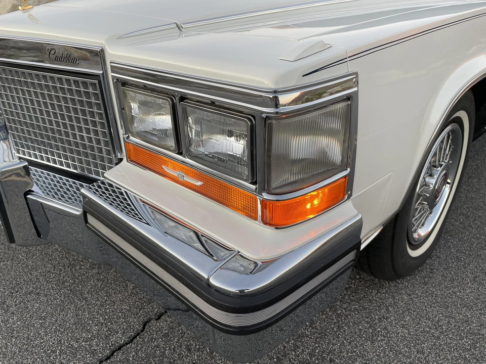 1988 Cadillac Brougham - Image 20 of 31