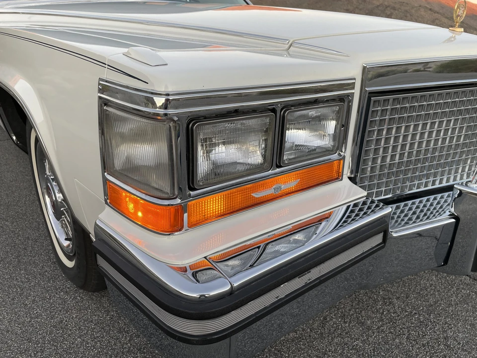1988 Cadillac Brougham - Image 19 of 31