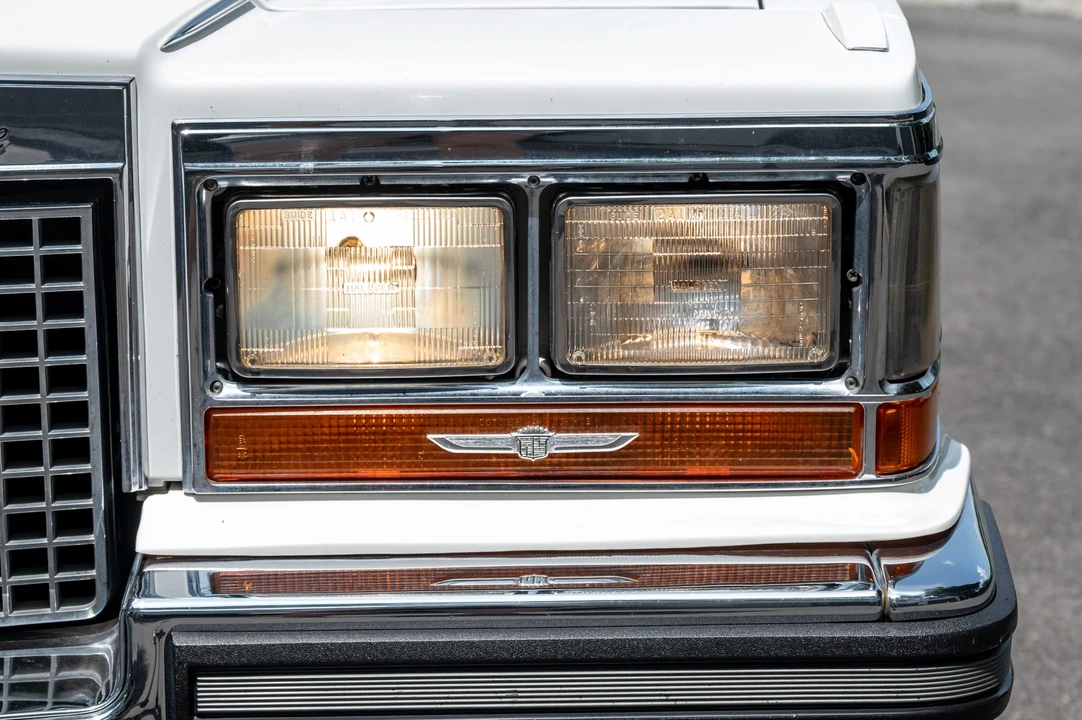 1988 Cadillac Brougham - Image 21 of 31