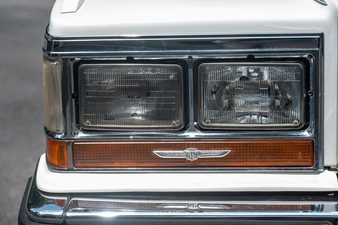 1988 Cadillac Brougham - Image 17 of 31