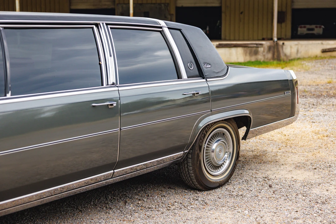 1988 Cadillac Brougham - Image 25 of 31