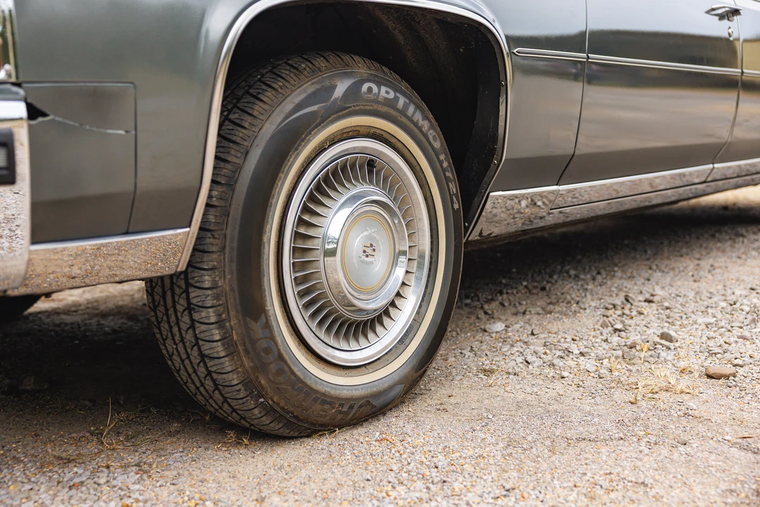 1988 Cadillac Brougham - Image 21 of 31