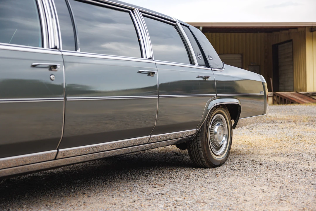 1988 Cadillac Brougham - Image 24 of 31
