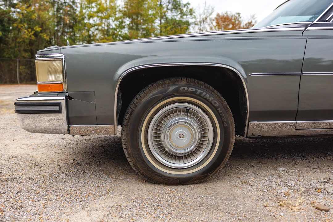 1988 Cadillac Brougham - Image 25 of 31