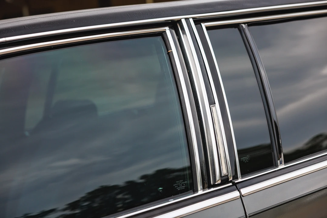 1988 Cadillac Brougham - Image 28 of 31