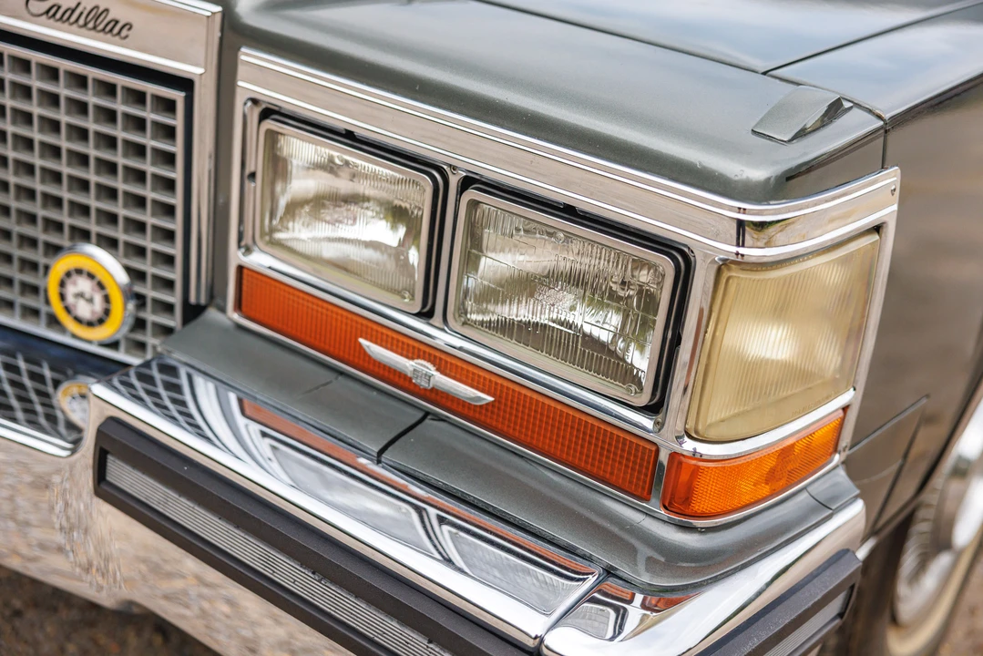1988 Cadillac Brougham - Image 17 of 31