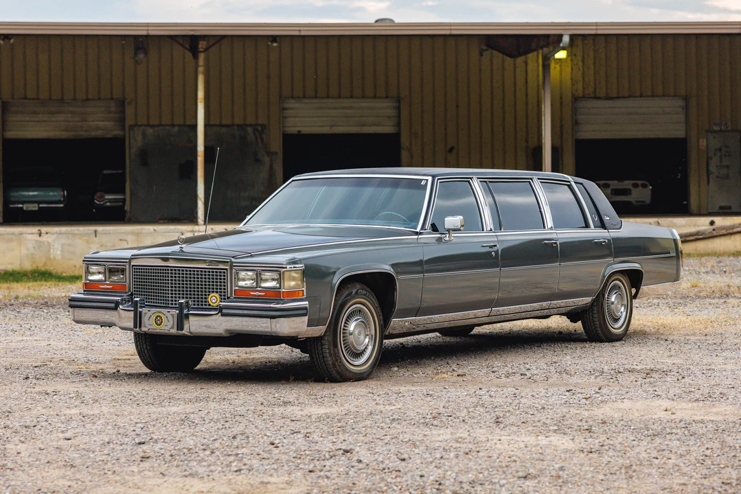 1988 Cadillac Brougham - Image 2 of 31