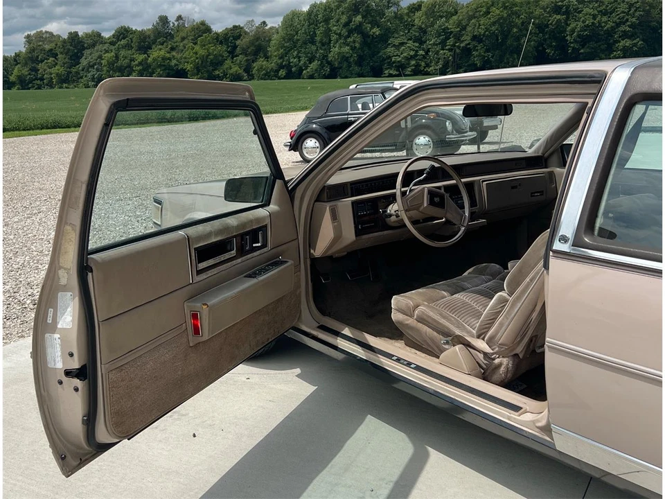 1988 Cadillac DeVille 6th Gen - Image 15 of 31