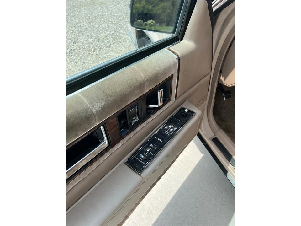 1988 Cadillac DeVille 6th Gen - Image 18 of 31